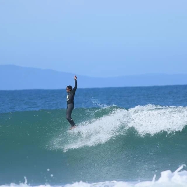 A surfer from Cape Town surfing a wave during a competition in South Africa, doing a hang 10.
DE: Ein Surfer aus Kapstadt surft während eines Wettbewerbs in Südafrika auf einer Welle und macht einen Hang 10.
NL: Een surfer uit Kaapstad surft op een golf tijdens een wedstrijd in Zuid-Afrika en doet een hang 10.